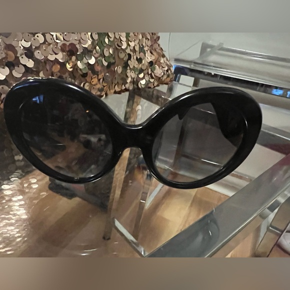 Versace Black circle frames medusa gold hardware Designer Sunglasses - Picture 3 of 5